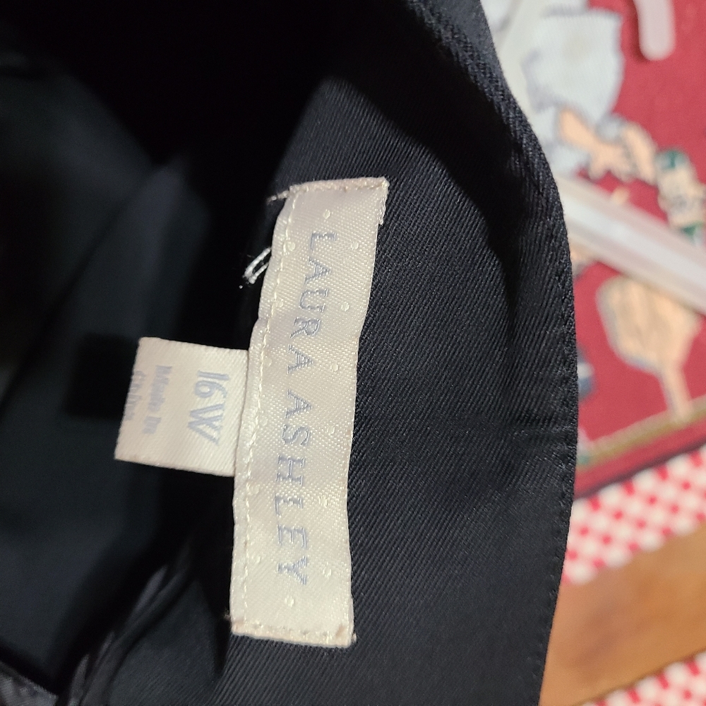 Laura ashley nwt size 16 black capris